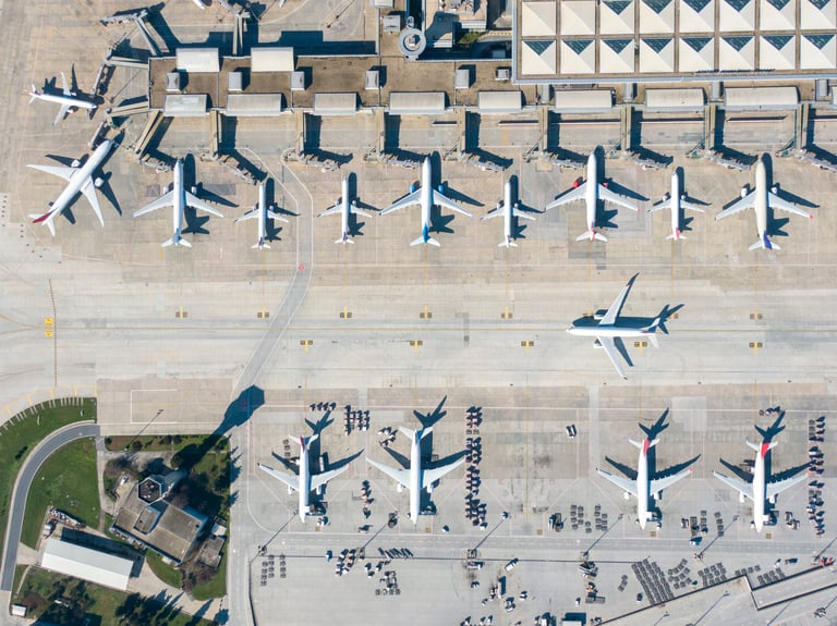 Aeroporto e pista captados por drone