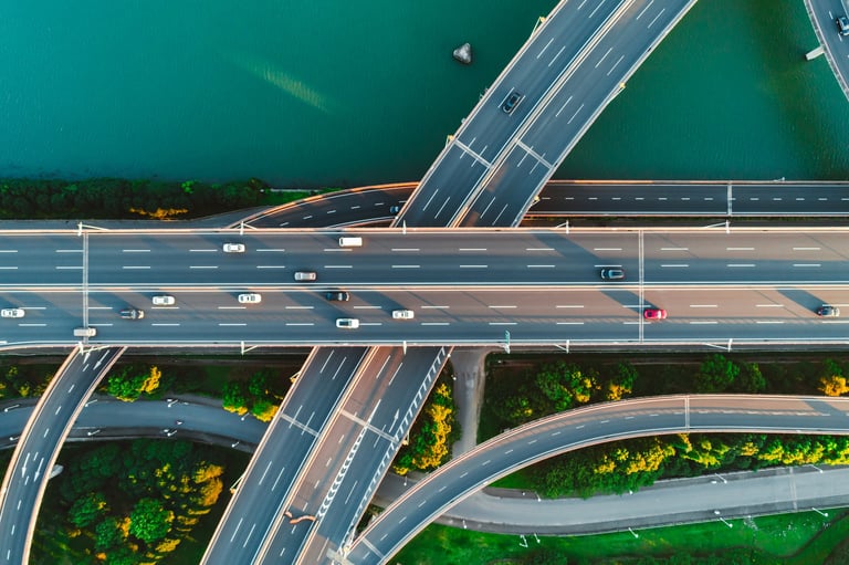 Vias e rio captados por drone do alto