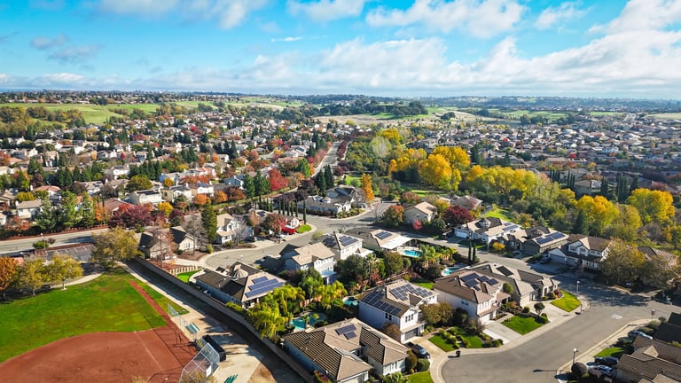 Imóvel residencial captado por drone do alto