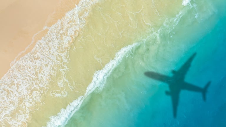 Vista aérea de praia e mar azul captados por drone